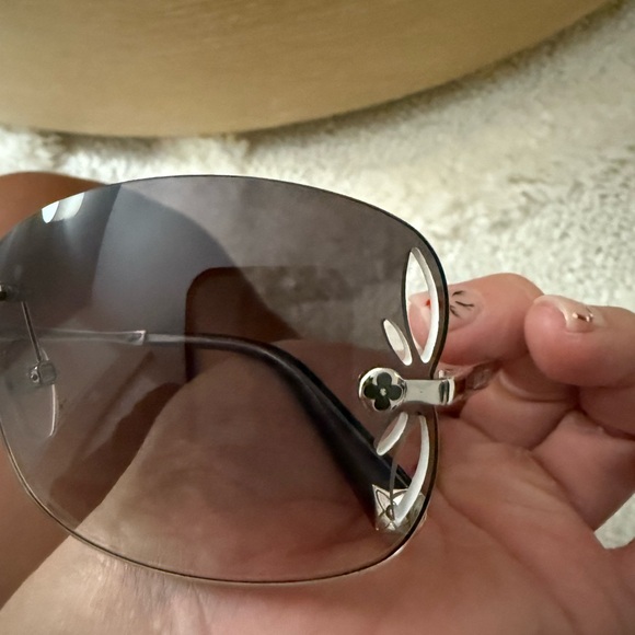 Louis Vuitton Lily sunglasses in silver and gray rimless - Picture 4 of 8